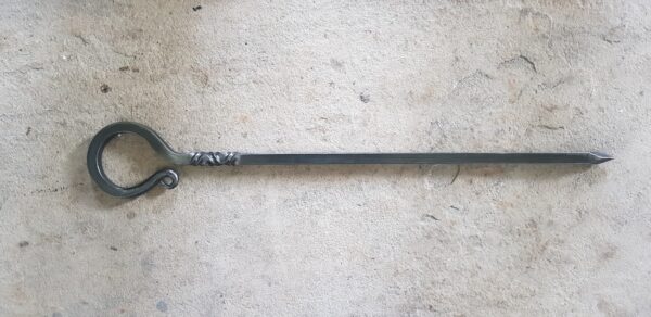 Reverse twist fire poker